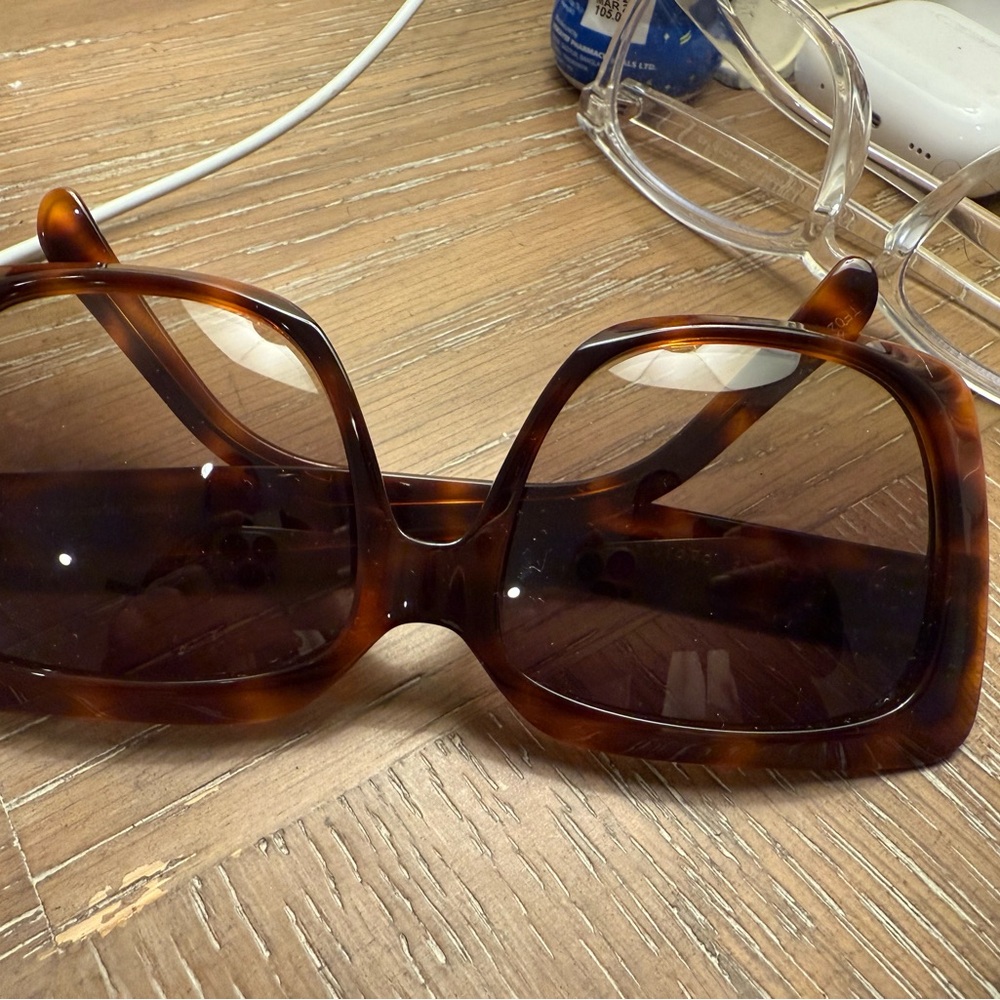Tortoise Shell Square Sunglasses - Picture 3 of 6